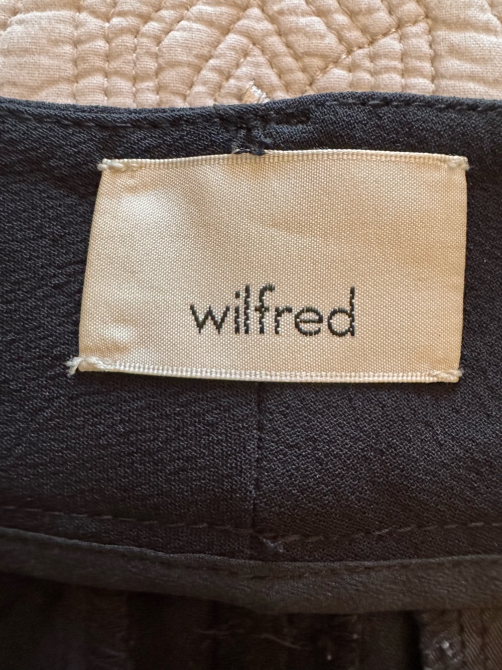 ARITZIA WILFRED Tie Waist Pants Womens Size 4 Black High Waist
Belted Crepe - Picture 15 of 16